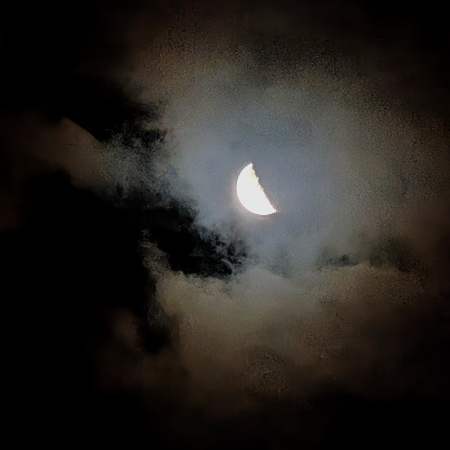 Mond, der durch die Wolken lugt