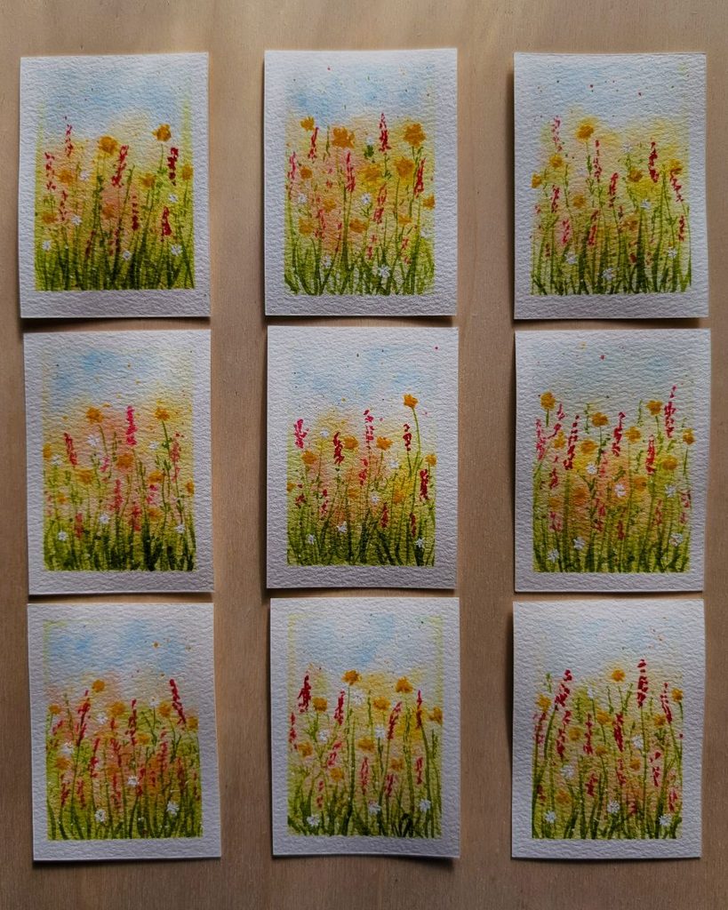 Serie Blumenwiese im Sommerwind: neun ATCs mit gemalten Sommerwiesen aus Gräsern, roten und gelben Blüten und weißen Tupfern unter blassblauem Himmel