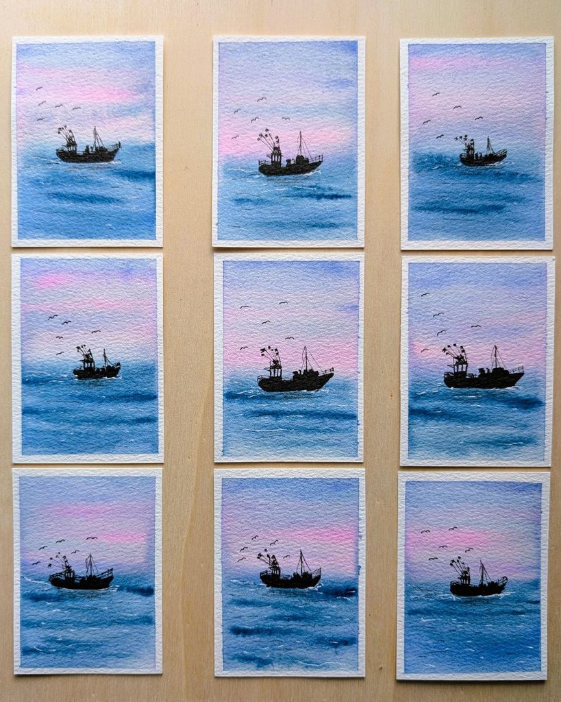 ATC-Serie ‚Ein neuer Morgen‘: Fischkutter auf dem Meer in Blau- und Rosatönen