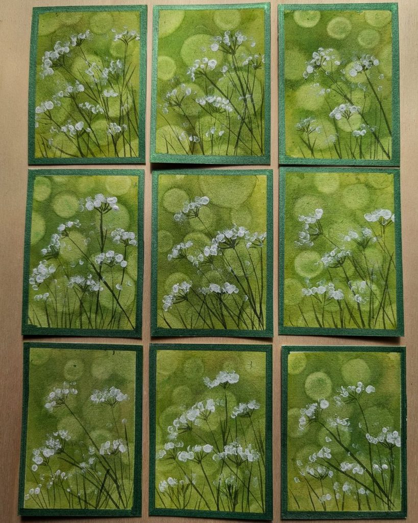 Neun handgemalte ATCs der Serie Green mit weißen Gräsern und Blüten vor grünem Hintergrund mit hellen Lichtreflexen