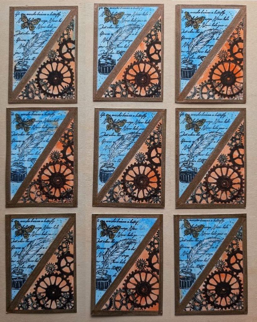 Neun ATCs der Serie Kontraste mit Schrift, Feder und Schmetterling auf der einen und Zahnrädern auf der anderen Seite in Blau, Orange und Kupfer