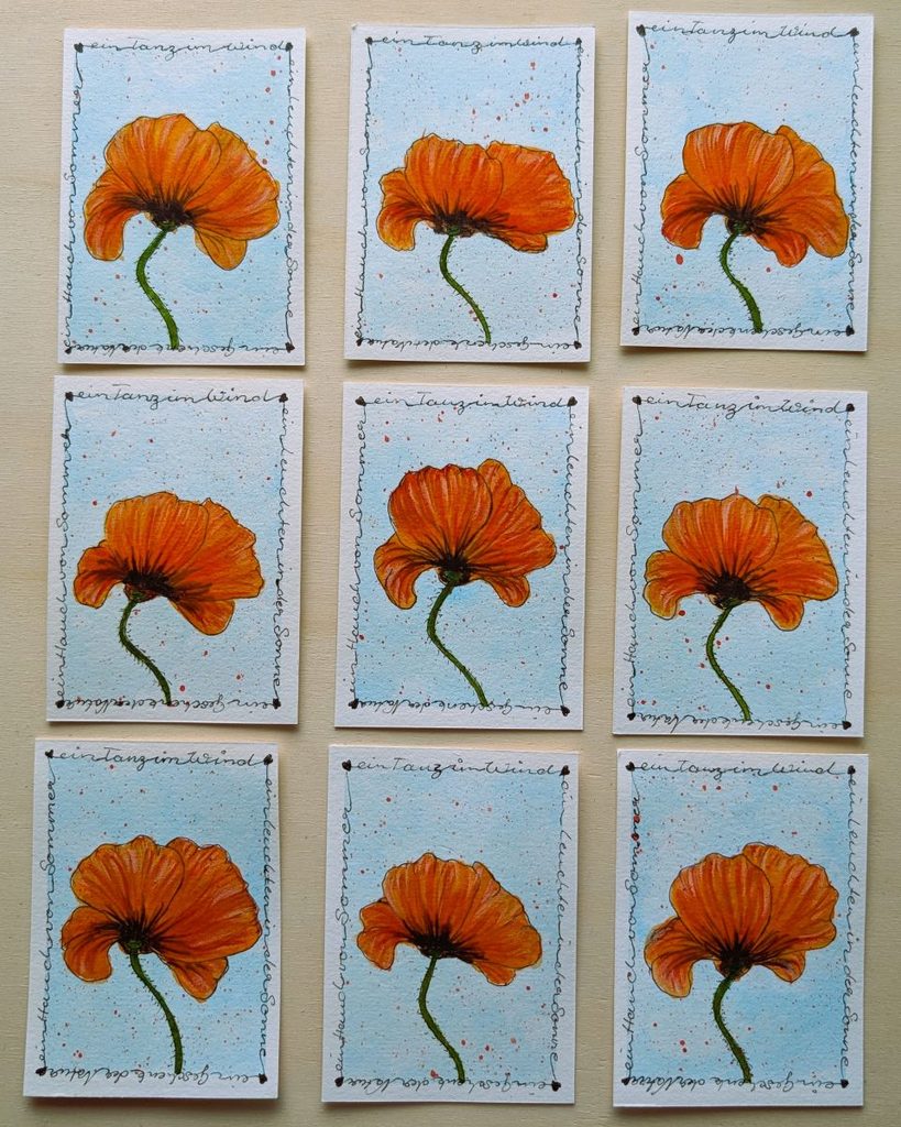 ATC-Serie ‚Mohn‘: orangefarbene Mohnblüten auf zartblauem Hintergrund mit Schriftzug