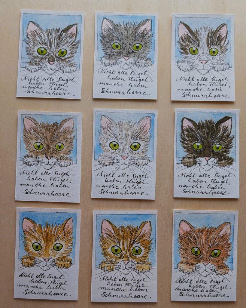 Serie Süße Miezen: neun ATCs mit gemalten Katzen in verschiedenen Fellfarben und grünen Augen, darunter der handgeschriebene Spruch „Nicht alle Engel haben Flügel, manche haben Schnurrhaare.“